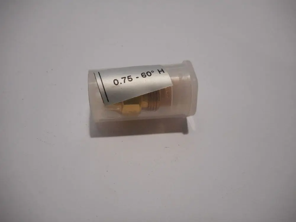 Transparente Verpackung mit einer Düse von Remeha. Die Düse scheint für Heizungsanwendungen geeignet zu sein und ist in einem runden Behälter untergebracht.